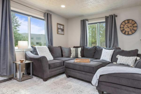 Updated Townhome Near Airport and Shopping!